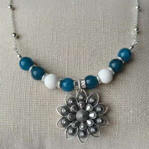Collier artisanal "Fleur d'Ecume" - Jade Blanc mat & Apatite Bleue - chaine argentée
