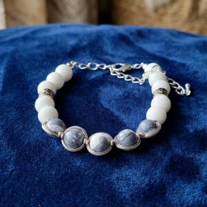 Bracelet artisanal en Jade marbrée bleu et Jade Blanc- pierres naturelles de 8mm - chainette argentée en acier inoxydable