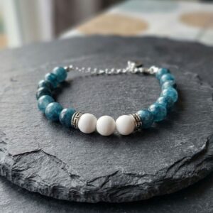 Bracelet artisanal en Apatite Bleue et Jade Blanc Mat - Pierres naturelles de 8mm - chainette argentée