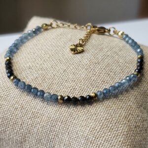 Bracelet artisanal "Zorya Sombre (I)"  - Zircon bleu et noir - chainette dorée en acier inoxydable