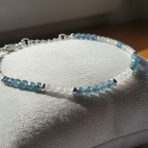 Bracelet artisanal "Zorya pur (I) " - Zircon bleu & Jade blanc - chainette argentée en acier inoxydable