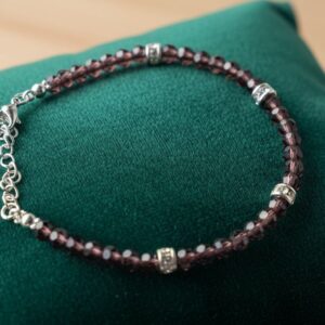 Bracelet artisanal en Cristal Façon Autrichien - Perles Facettées Prune de 4mm - finitions argentées