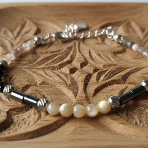 Bracelet Artisanal en Pierre de lune, Hématite, Tourmaline et Nacre - Perles en Pierres Naturelles de 3 et 4 mm - Finitions argentées