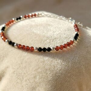 Bracelet artisanal "Zaluna Sombre (II)" - Zircon grenat & tourmaline noire - chainette argentée