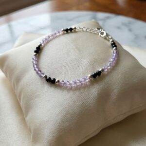 Bracelet artisanal "Zaluna Sombre (II)" - Zircon parme & tourmaline noire - chainette argentée