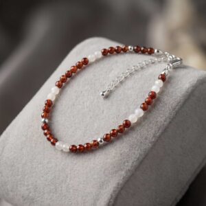 Bracelet artisanal "Zénéra pur (I)" - Zircon grenat & Jade blanc - chainette argentée en acier inoxydable