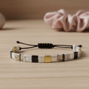 Bracelet artisanal "Tila Doré" - Perles japonaises Miyuki Tila blanc et doré - Fermeture macramé pour Homme et Femme