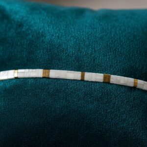 Bracelet artisanal "Tila Doré (II)" - Perles japonaises Miyuki Tila blanc et doré - chainette argentée