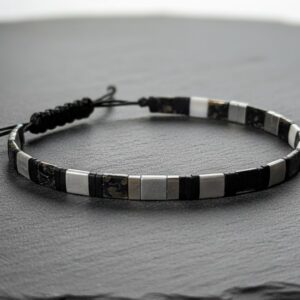 Bracelet artisanal "Sobre Tila" - Perles japonaises Miyuki Tila Noir et Gris - fermeture macramé pour Homme et Femme