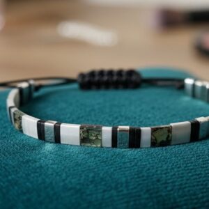 Bracelet artisanal "Sobre Tila (II)" - Perles japonaises Miyuki Tila blanc et argenté - Fermeture macramé pour Homme et Femme