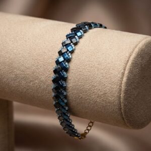 Bracelet Artisanal "Tuile Sombre (II)" - Tissage en perles japonaises Miyuki Tila noir et bleu métallique - chainette dorée