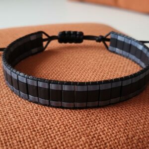Bracelet artisanal "Force (I)" - Tissage Perles Miyuki Tila Noir et Bleu Mat