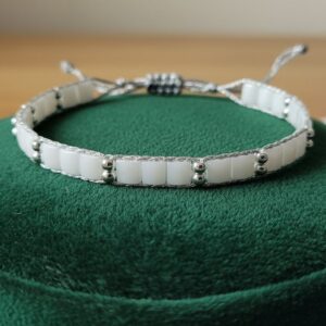 Bracelet artisanal Miyuki Tila blanc et argent - Bijou réglable par macramé