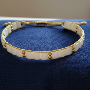 Bracelet artisanal Miyuki Tila blanc et doré - Bijou réglable par macramé