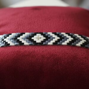 Bracelet artisanal "Talisman (II)" - Tissage en perles Miyuki Tila Noir, Gris et Blanc - Finitions argentées