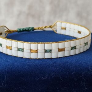 Bracelet Artisanal "Horizon double et demi (I)" - Tissage en perles Miyuki Blanc, Or et Emeraude - Finition macramé doré