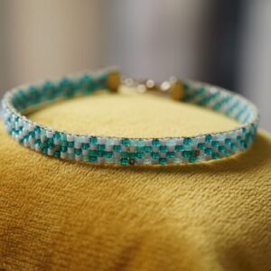 Bracelet artisanal "Mini Equilibre (II)" - Tissage perles japonaises Miyuki Delica nuances de vert - Chaînette Dorée en acier inoxydable