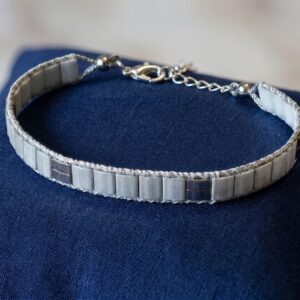 Bracelet Artisanal "HaloSolo (I)" - Tissage en perles japonaises Miyuki Tila Grise et Argent - chainette argentée