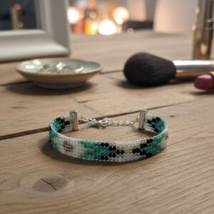 Bracelet Artisanal "Mini Tribal (I)" - Tissage perles japonaises Miyuki Delica vert, noir et blanc - chainette argentée
