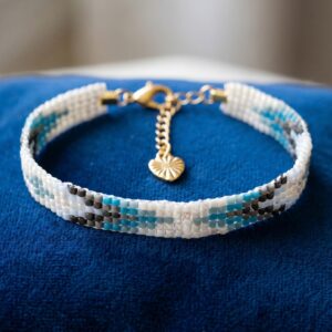 Bracelet Artisanal "Mini Tribal (III)" - Tissage perles japonaises Miyuki Bleu, noir et Blanc - chainette dorée