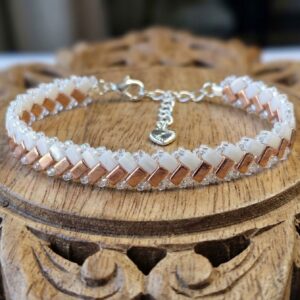Bracelet artisanal "Tuile Claire (I)" - Tissage en perles Miyuki Blanc et Rose métallisé - Finitions Argentées