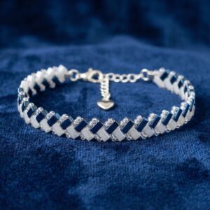 Bracelet Artisanal "Tuile Claire (II)" - Tissage en Perles Miyuki blanc et bleu métallisé - Finitions argentées