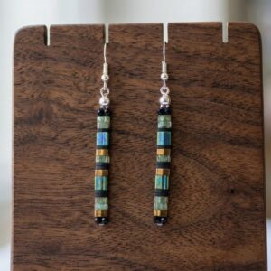 Boucles d'oreilles pendantes Miyuki Tila bleutées et noir - Artisanat d'exception - Finitions argentées