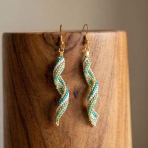 Boucles d'oreilles pendantes spirales en perles Miyuki tons verts et dorés - Artisanat d'Art - crochets en acier inoxydable doré