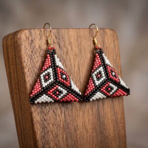 Boucles d'oreilles Triangle en Perles Miyuki - Artisanat Ethnique Chic Rouge, Noir et Blanc