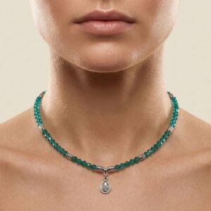 Collier en Perles de Cristal Façon Autrichien - Bijou Artisanal Vert Émeraude et Breloque Goutte - Finitions argentées