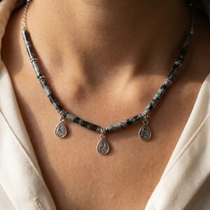 Collier en Obsidienne Neige - Perles Tube Artisanales et Breloques Ciselées - Finitions argentées