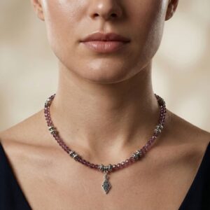 Collier Artisanal en Perles Cristal Autrichien Prune - Pendentif losange - Finitions argentées