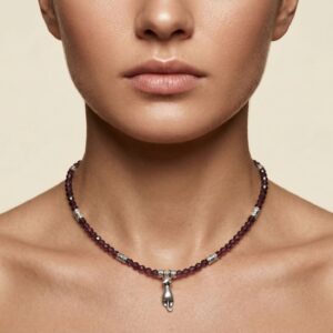 Collier en perles de cristal violine et pendentif chat argenté mat - Bijou artisanal - Chainette en acier inoxydable