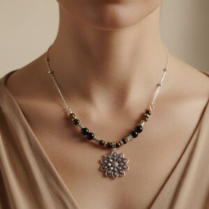 Collier en Onyx Noir et Œil de Tigre - Collier Artisanal avec Pendentif Fleur - Finitions argentées