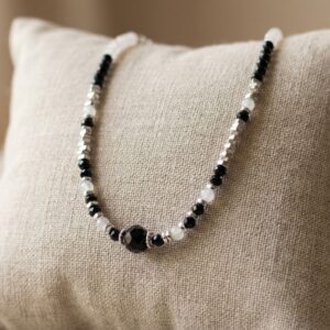 Collier Artisanal en Tourmaline Noire et Opale Blanche - Bijou de Protection et Sérénité - Finitions argentées