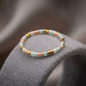 Bague fine artisanale en perles Miyuki pastel et doré - Éclat de douceur